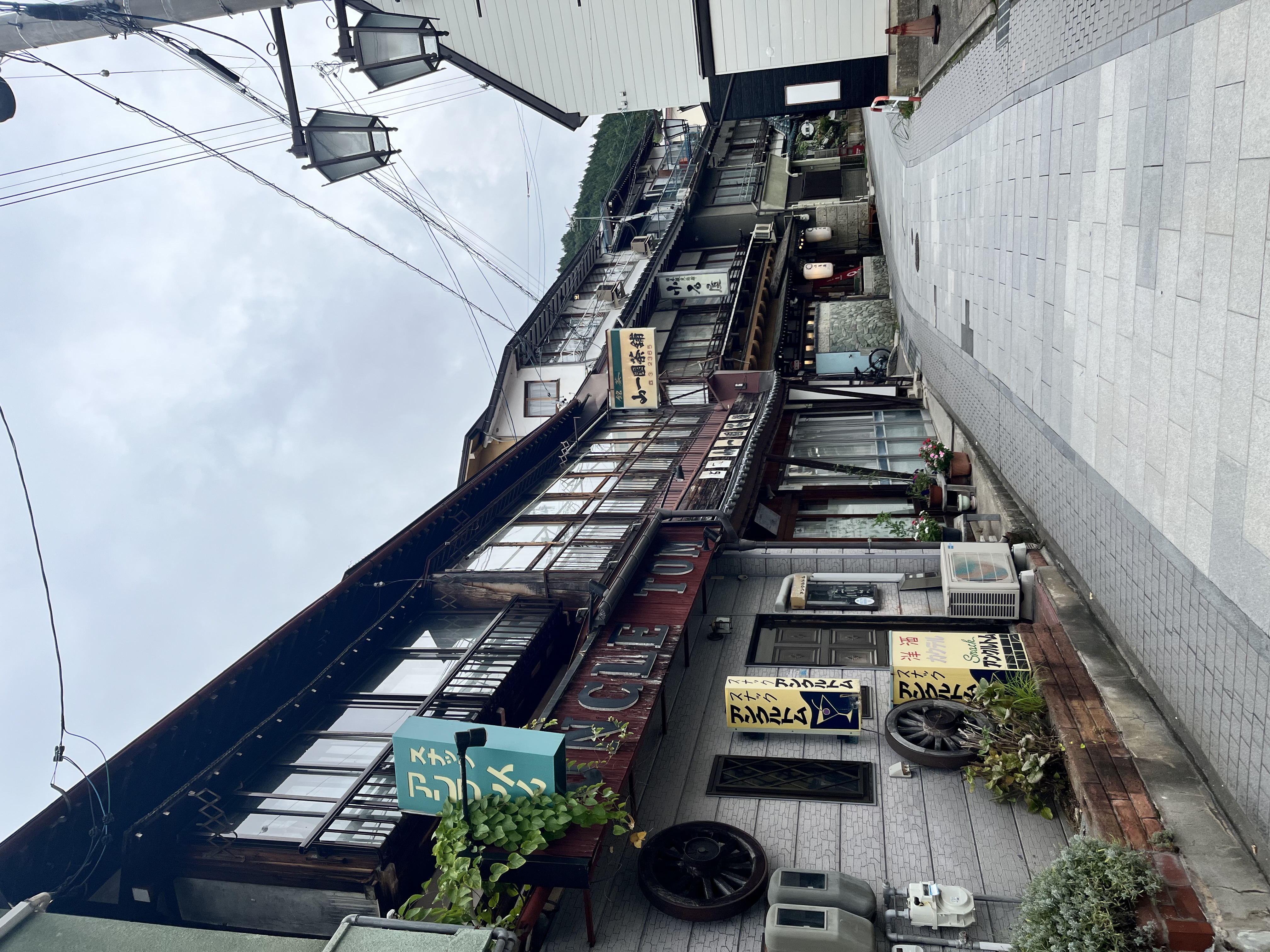 渋温泉のレトロな街路