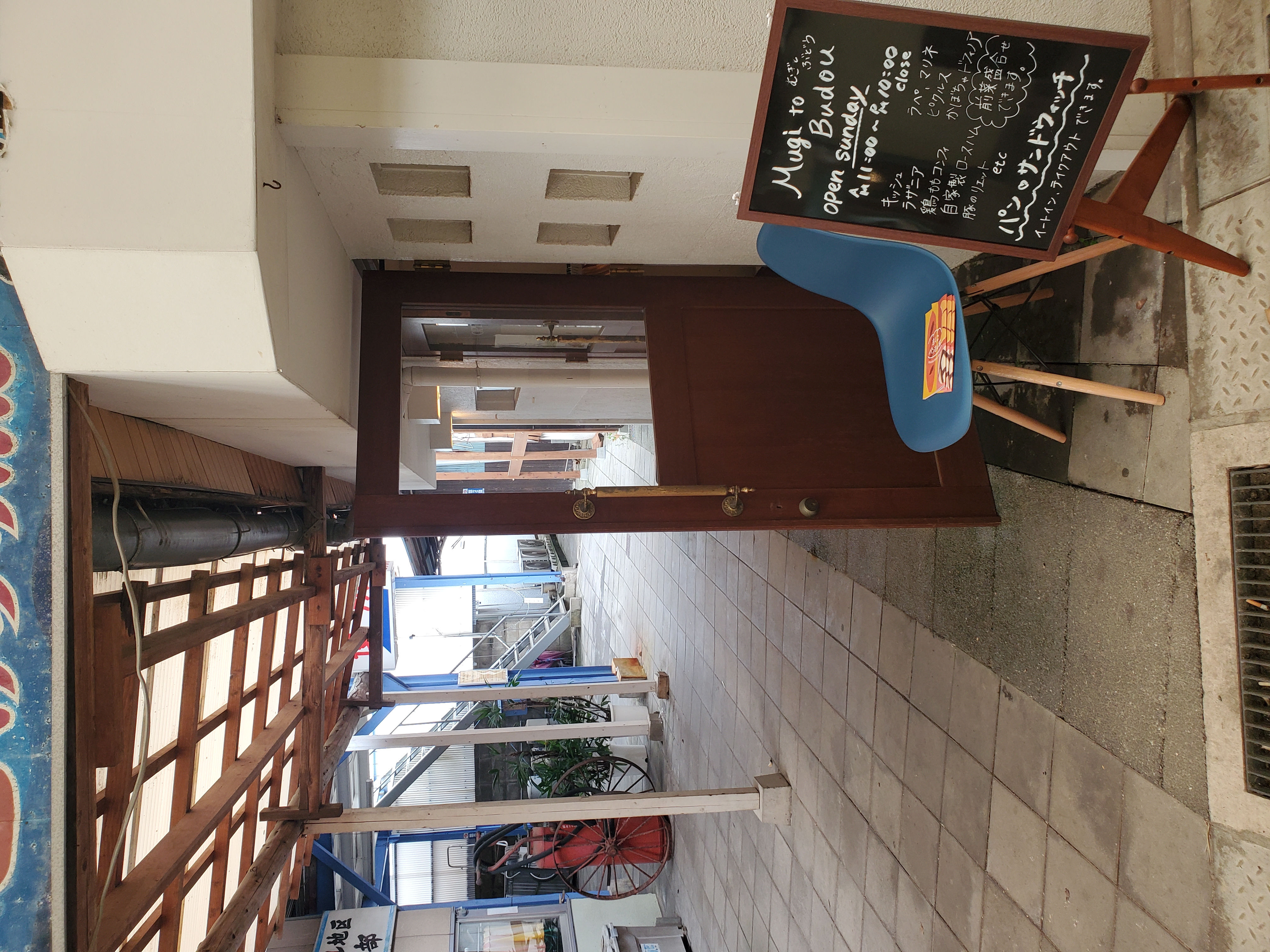 福岡県八女市 神社の境内の中にある商店街「土橋市場」の写真 5