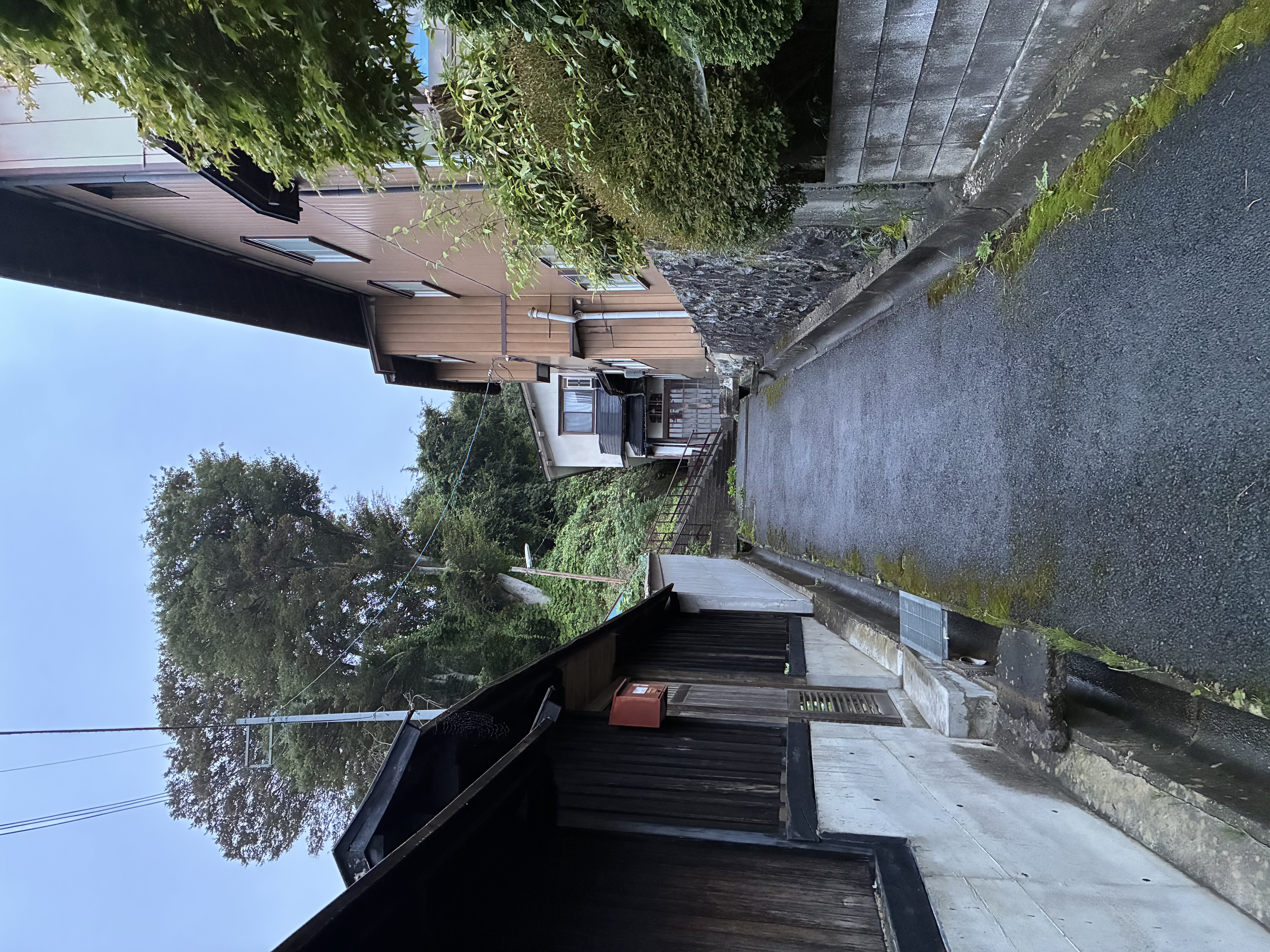 閉業した旅館の裏路地