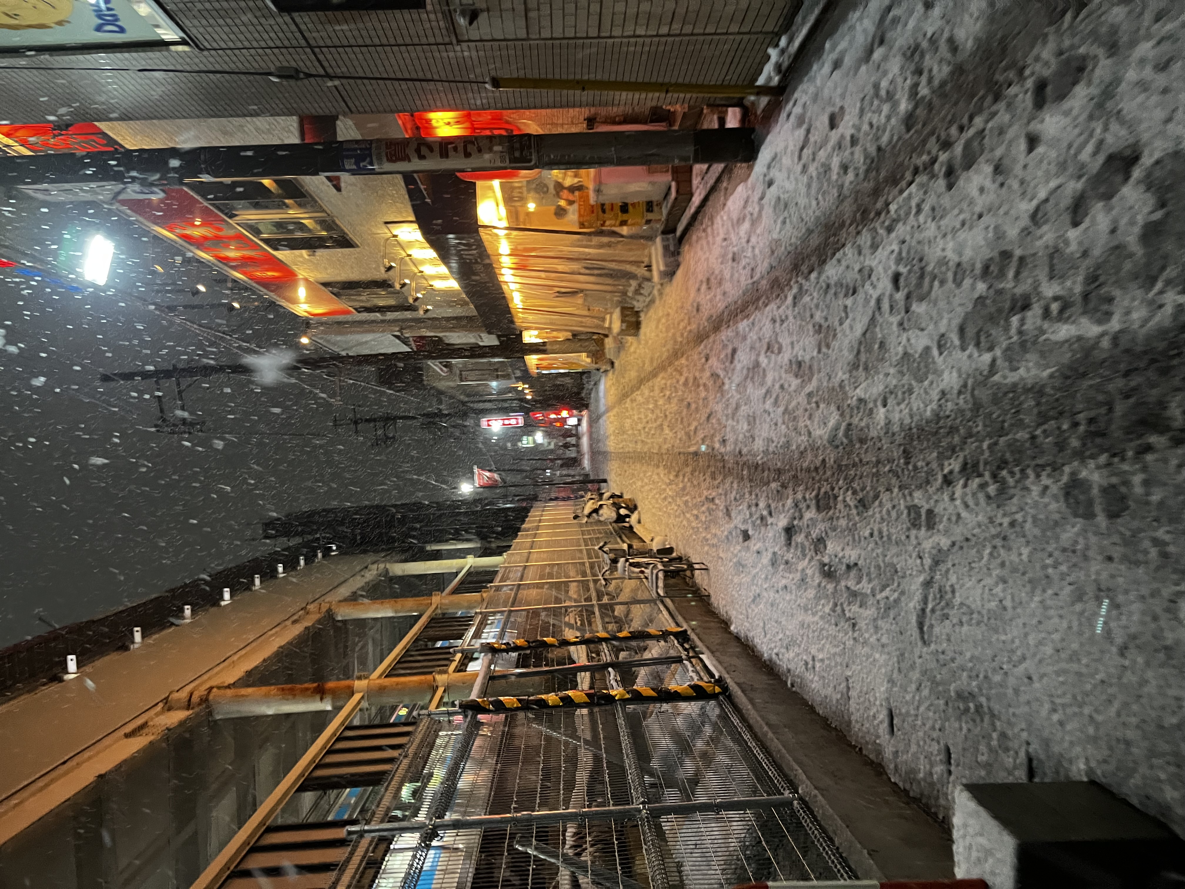 降雪の南浦和駅路地